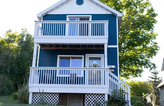 Cozy house with lake view near Marquette