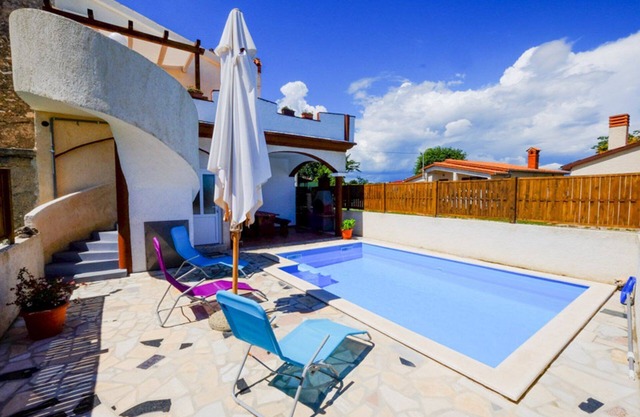 Acogedora casa con piscina, terraza con parrilla, WiFi, TV satelital, vista parcial al mar
