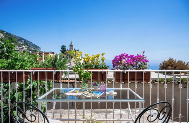 Acogedora casa con vista al mar, terraza y estacionamiento privado.