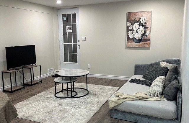 Cozy Independent private Basement Apartment !n In suit Washer Dryer , Parking