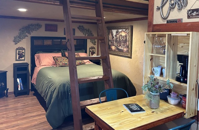 Cozy Italian themed Cabin close to Blanchard/walking trails/fishing pond.