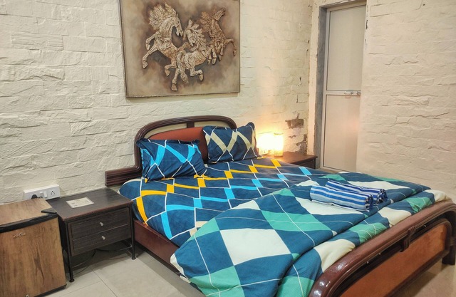 Cozy Ivory Room in Juhu, Mumbai.