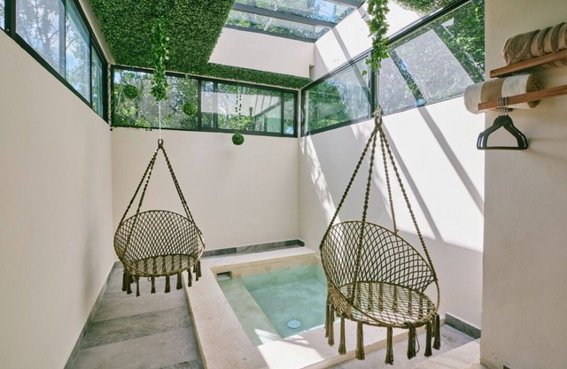 Cozy Jungle Retreat, Private Indoor Pool, Breakfast, 5 mins to the Beach