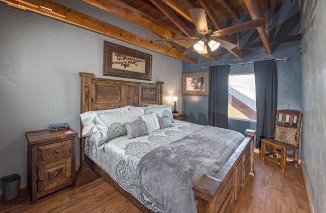 Cozy King loft @ Alpine City Place | Hotel and Bar