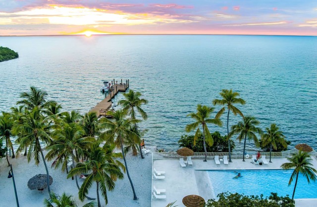 Cozy King Studio by Water: 2 Units w/ Fridge, Kayak & Bike & Pool Access, Yoga!