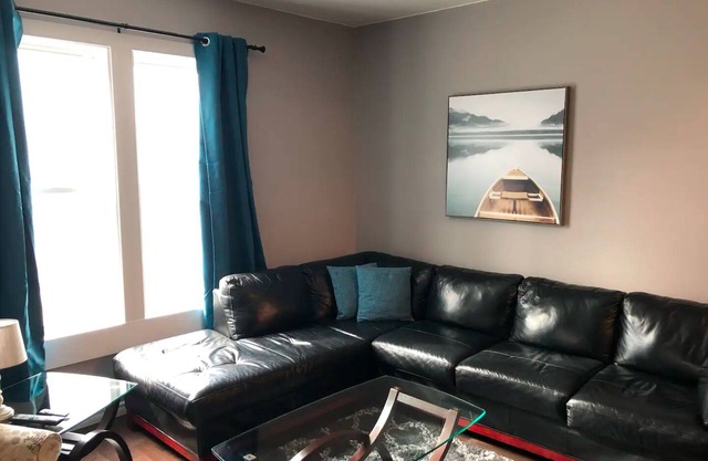 Cozy King Suite in the Heart of Sarnia