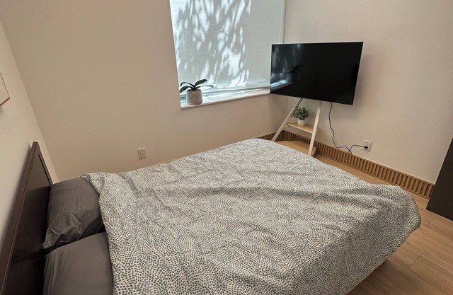Cozy Lab Studio. Central Location. High-end Mattress, 55inch TV, Free Coffee