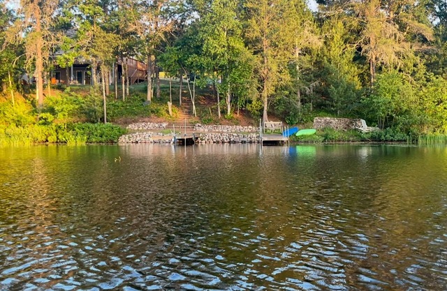 Cozy lake cabin with excellent fishing and huge deck overlooking the lake!
