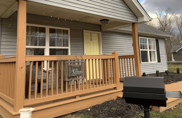 Cozy Lake Cottage. Family Friendly Hot Tub and Pool