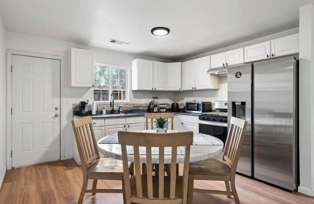 Cozy Lake Escape 2-bedroom house with WiFi, AC in delightful Clearlake