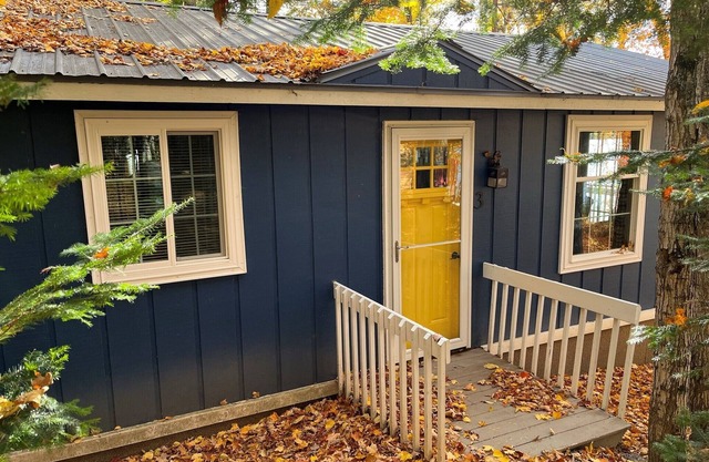 Cozy, lake front cabin on beautiful Stanley Lake