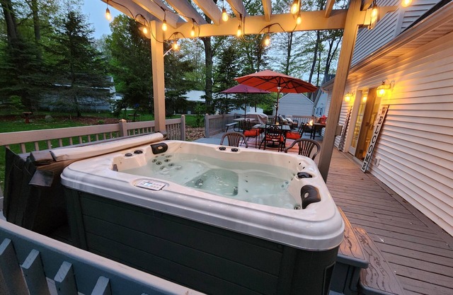 Cozy Lake House Hideaway w/hot tub