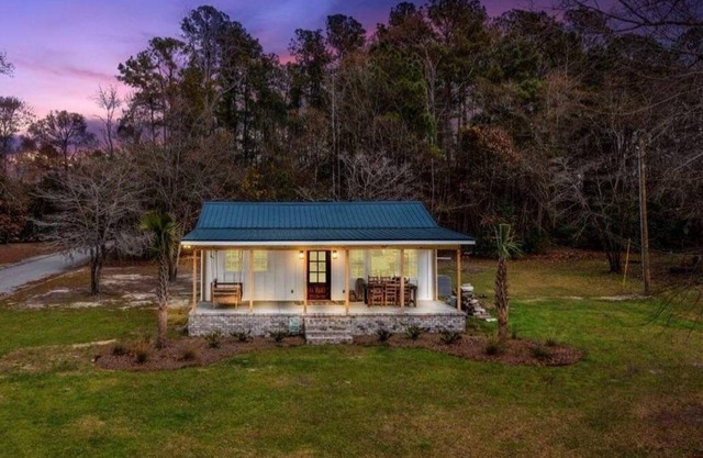 Cozy Lake House on Lake Marion with beautiful views of sunsets on the lake!