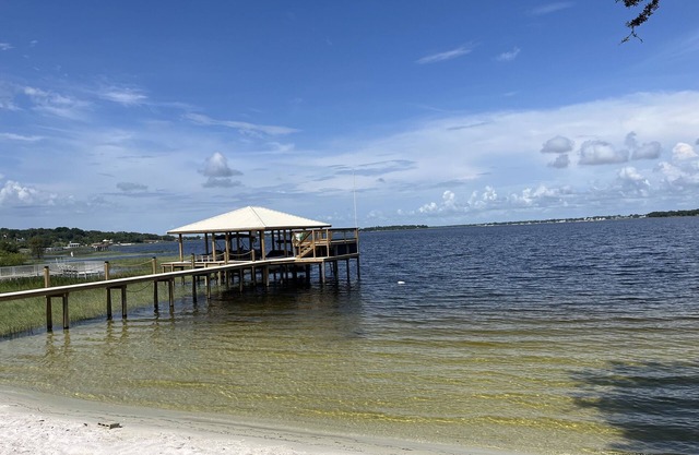 Cozy lake house with private beach and boat dock on Crooked Lake in central FL