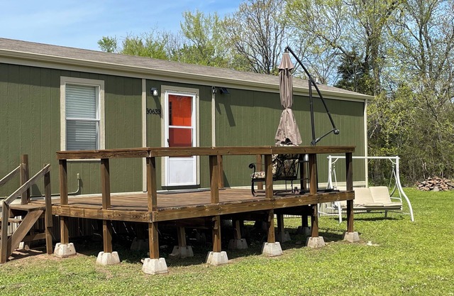 Cozy lake retreat at Tenkiller Lake. Relax and enjoy the beautiful lake.