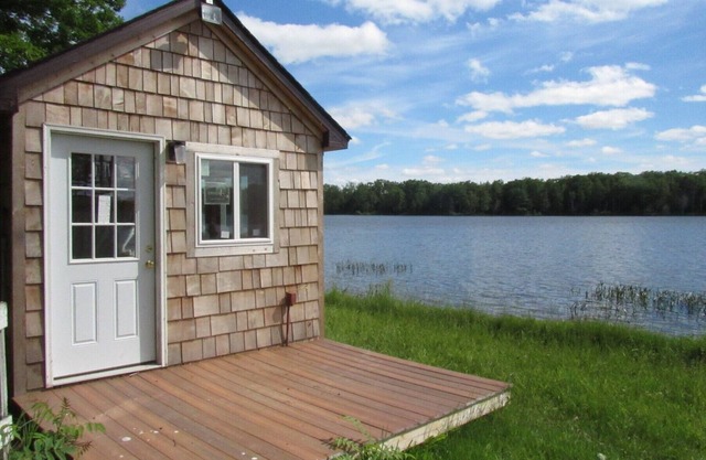 Cozy Lake Side Cabin