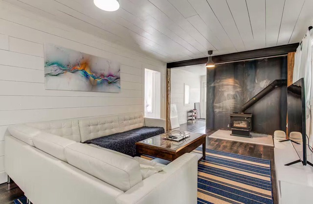 Cozy lake Simcoe cottage, pass to lake provided.