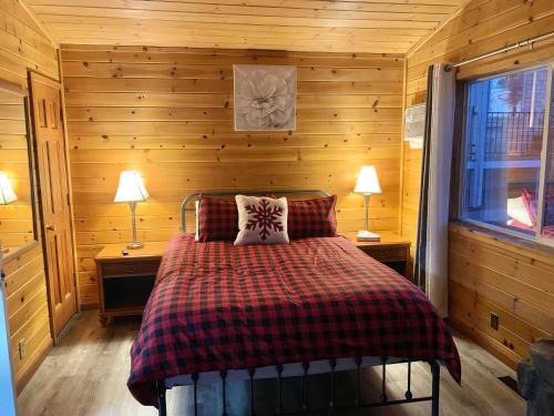 Cozy Lake-View Lodge Near Village