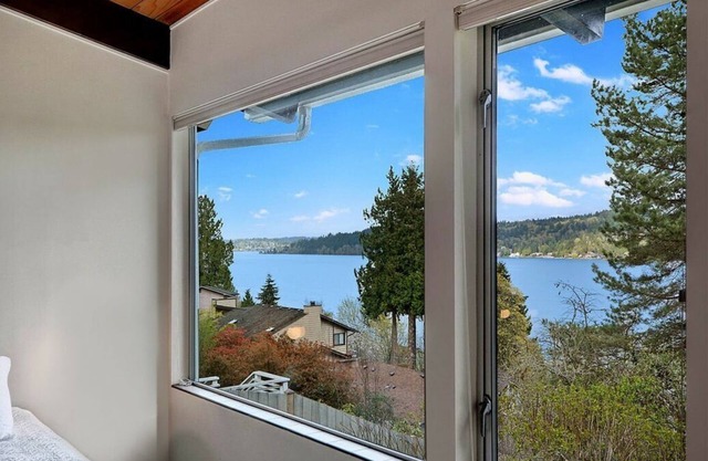 Cozy Lake View Retreat