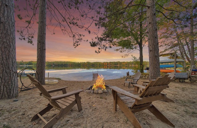 Cozy lakefont, slps 6, w/firepit