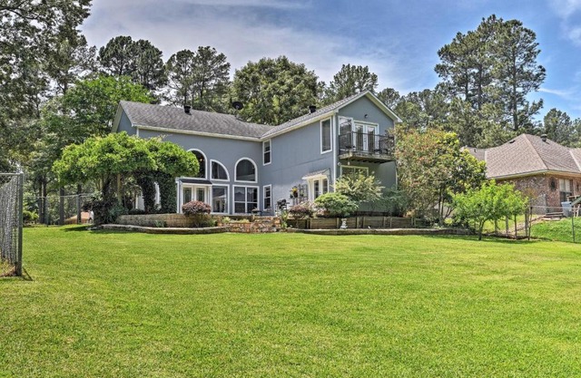 Cozy Lakefront Benton Home about 20 Mi to Shreveport!