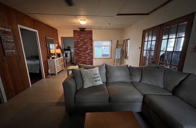 Cozy lakefront cottage on scenic walking trail