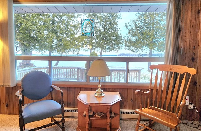 Cozy Lakefront Cottage in Kawartha Lakes