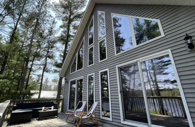 Cozy lakefront cabin with kayaks