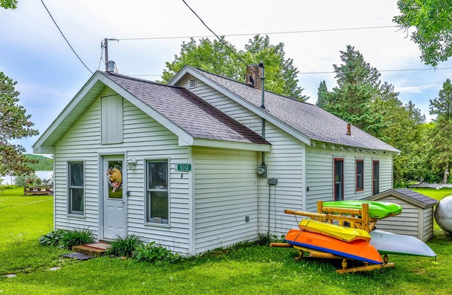 Cozy lakefront cabin with kayaks, community pier, WiFi & quiet location