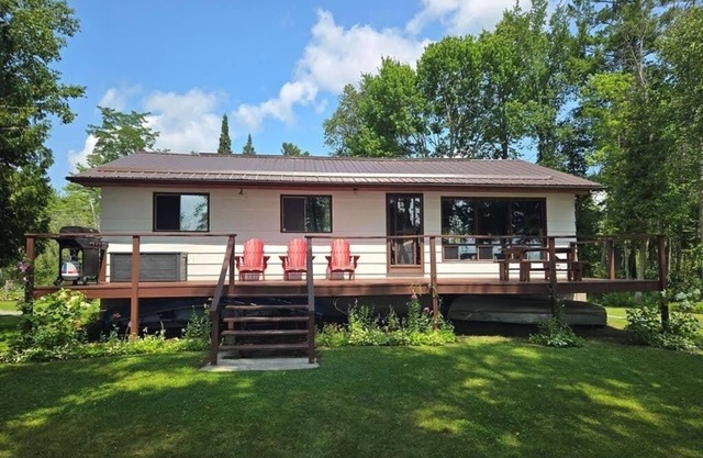 Cozy Lakefront Cottage in Lakefield with Bunkie