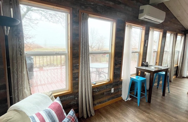 Cozy Lakefront Cottage
