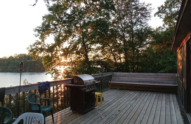 Cozy Lakefront Cottage