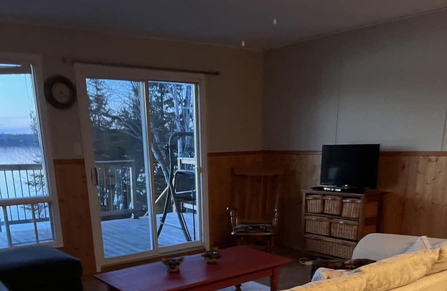 Cozy LAKEFRONT Cottage on Remi Lake