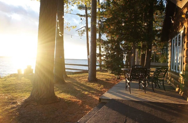 Cozy Lakefront Cottage Getaway on Black Lake