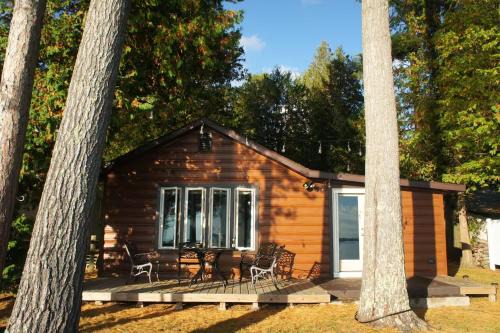 Cozy Lakefront Cottage on Black Lake
