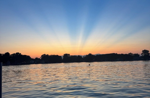 Cozy Lakefront Cottage With Breathtaking Sunsets!
