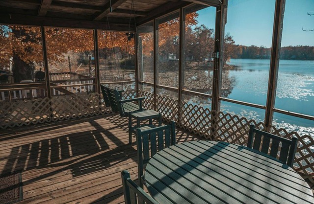 Cozy lakefront cottage! - 5 minutes from Lake Wawasee