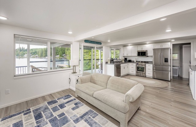 Cozy Lakefront Home near Snohomish, WA. Paddleboat, Air Conditioning