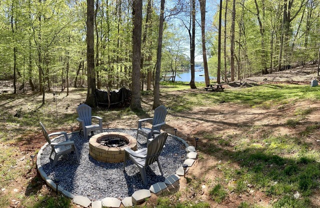 Cozy lakefront home on Lake Norman w/firepit, super close to hiking and a beach!