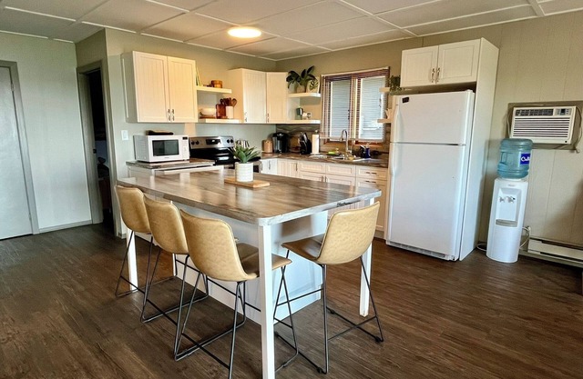Cozy Lakefront Oasis on Last Mountain Lake with your own backyard Putting Green