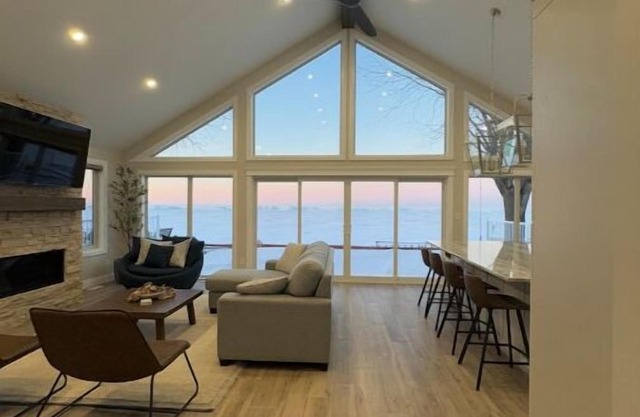 Cozy Lakefront Retreat