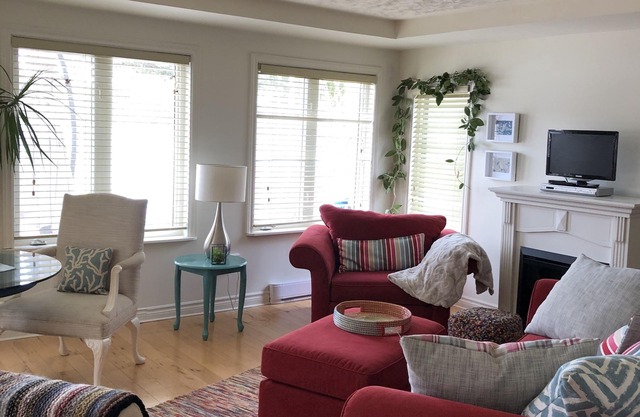 Cozy lakefront retreat - weekly and short term.