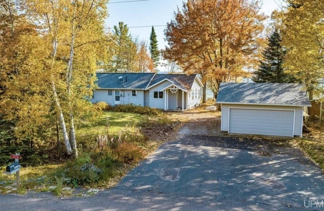 Cozy Lakefront Serenity - a place where relaxation meets the whispers of nature!