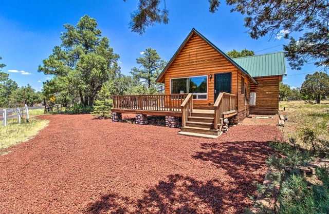 Cozy Lakeside Cabin with Grills about 1 Mi to Lake!