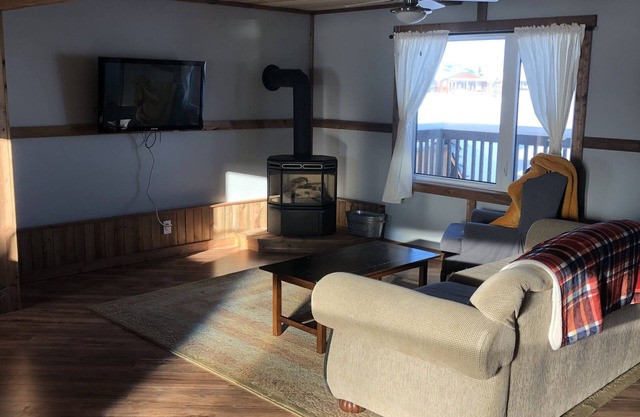Cozy lakeside cabin 30 minutes from Waterton National Park