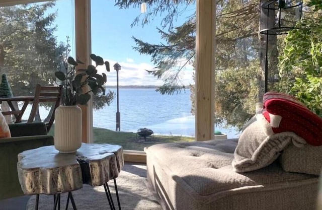 Cozy Lakeside Cottage on Lake Scugog