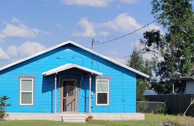 Cozy Lakeside Cottage near Legoland, Winter Haven! Florida vacation ready!