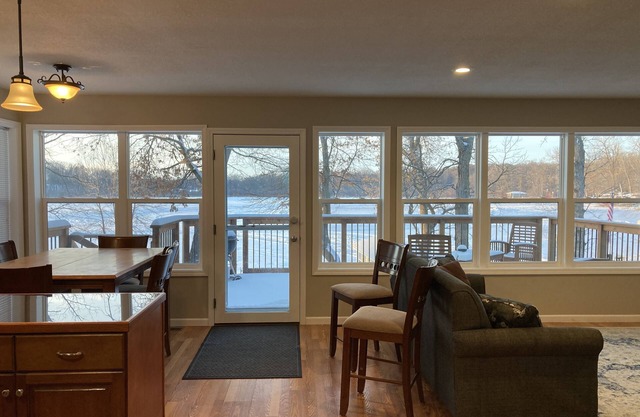 Cozy Lakeside Cottage With Beach-Front and Dock Access