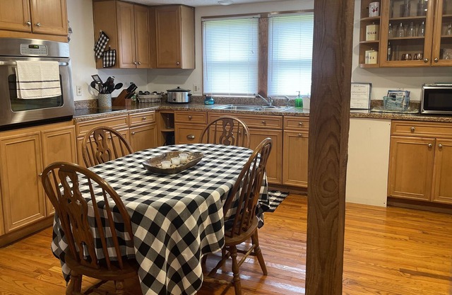 Cozy Lakeside Cottage - 20 min to PIB Ferries!