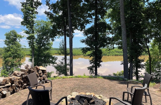 Cozy lakeside cottage. Perfect for a couples get away.